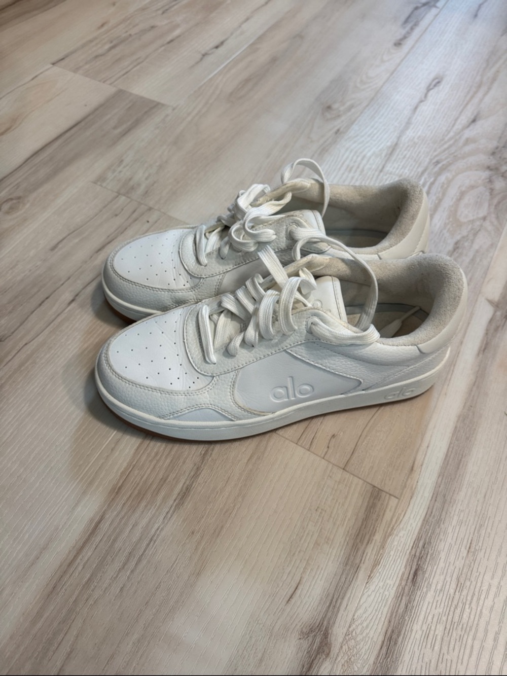 ALO Yoga unisex White Low-Top Sneakers